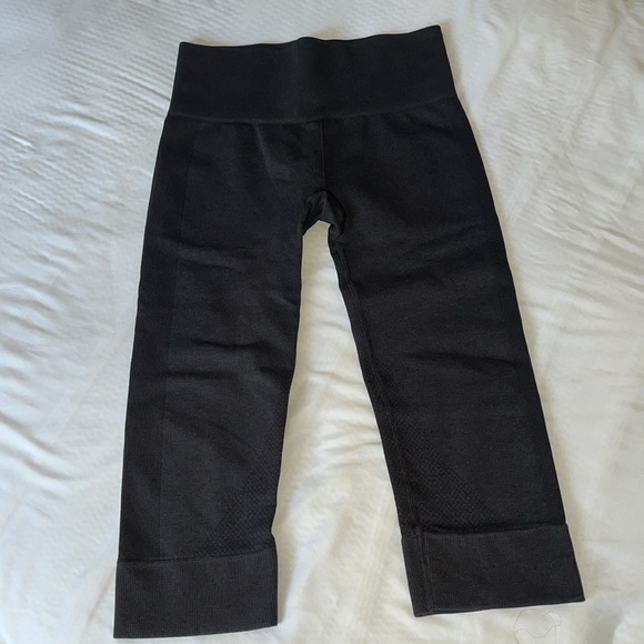 NEW Lululemon Seamlessly Street Crop Leggings in Black size 4 - Picture 8 of 12